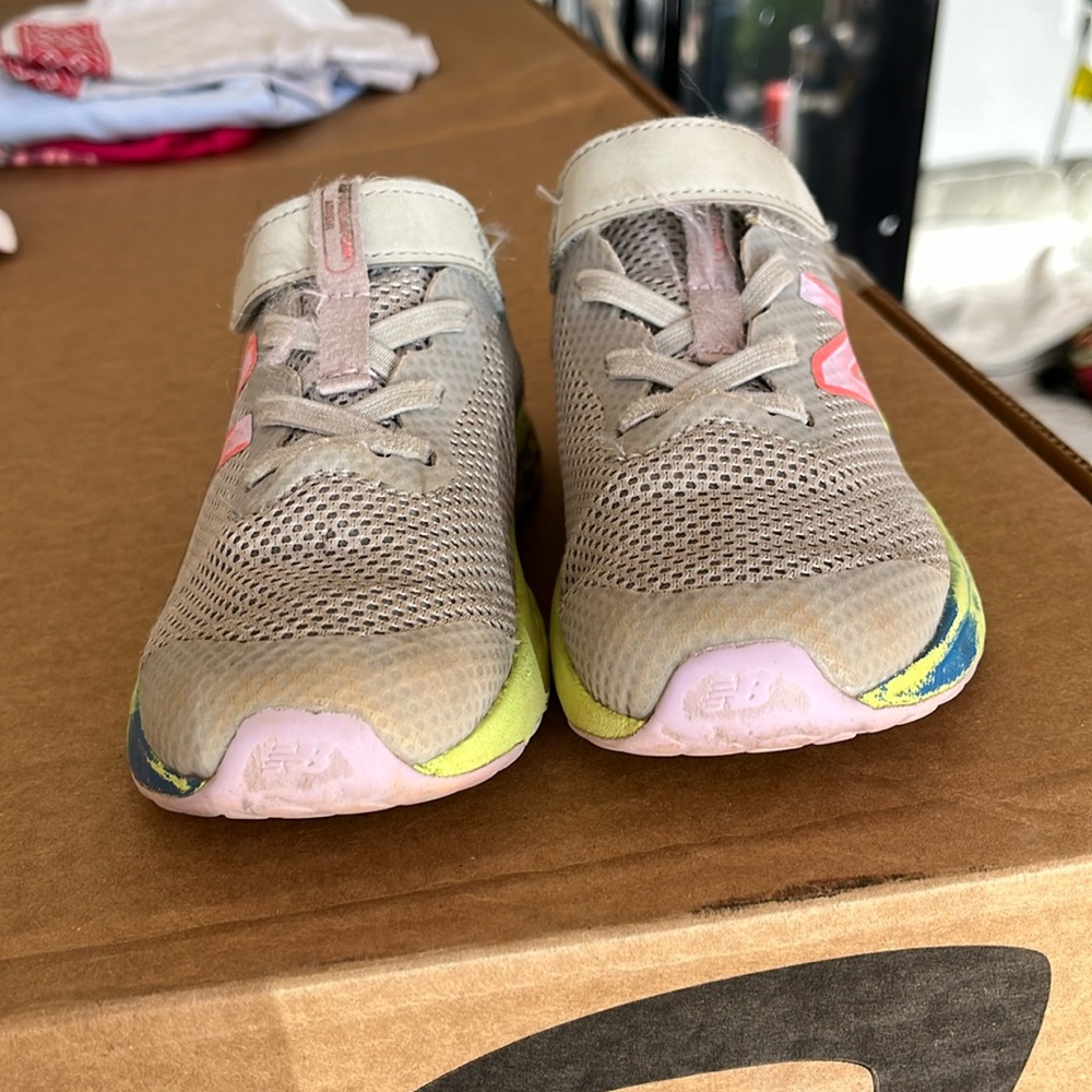 Girls sneakers. Little girls Size US10. In a good condition